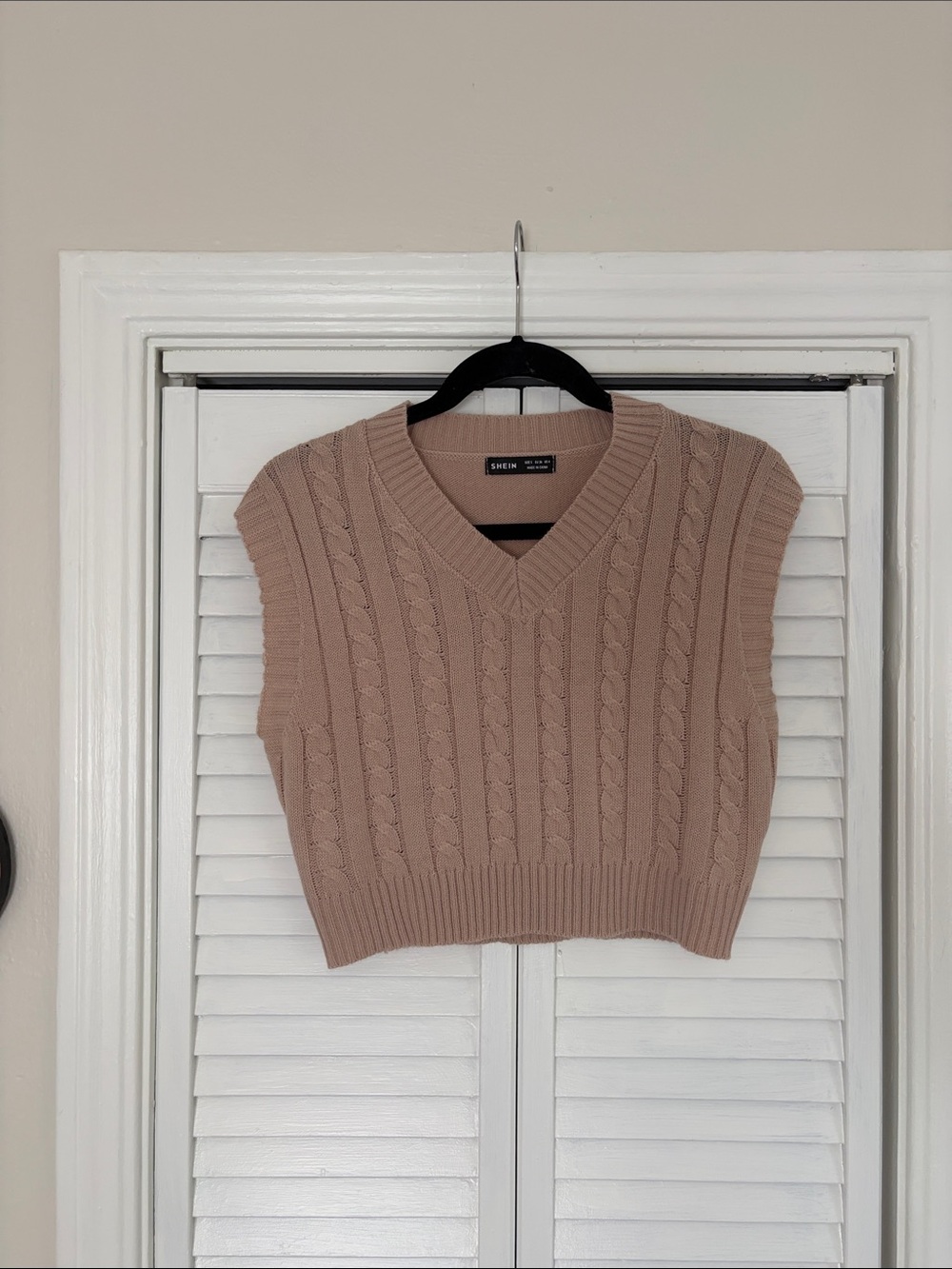 SHEIN Blush Cable Knit V-Neck Cropped Sweater Vest